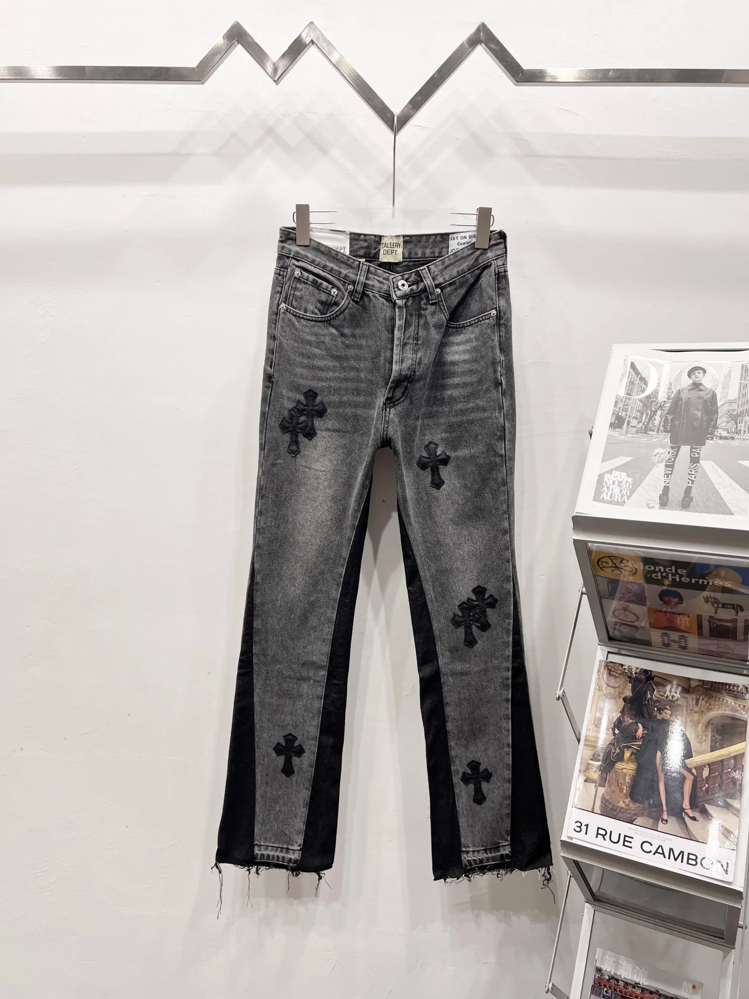P250 Style No.: (c064) GALLERY DEPT & Chrome hearts Spliced cross loose washed flared jeans to truly restore the ultimate vintage texture. The original hardware accessories, washed and other elevators, QR code analysis are all purchased from the original factory, with a high degree of restoration. You are welcome to compare with a certain product ~ Three-dimensional version Loose and comfortable, not picky about the body shape, taller and slimmer, factory Seiko, original quality control, same style for men and women, can be matched with couples, versatile recommendation Jeans that are a must-have for all seasons. Trendy people have been disappointed. From the quality selection of fabrics, the tailoring of details, and the matching of patterns, they are all impeccable! The upper body is so handsome when worn...it can be easily worn by men, women and children! The craftsmanship uses heavy-duty washed pure cotton denim fabric. After washing, it is soft and thick. It is very stylish when worn on the body. Size: 28, 30, 32, 34, 36 (S-XXL) Color: Stitching
